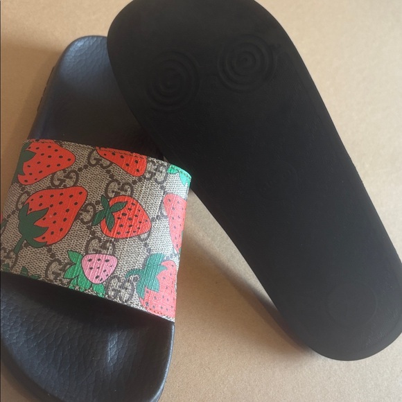 Authentic Gucci GG Strawberry Print Slides - Picture 5 of 6